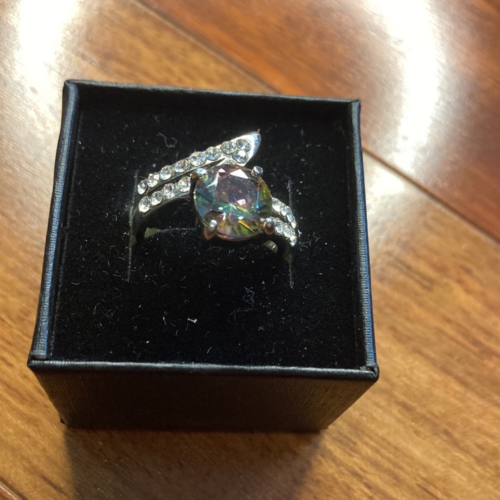 BUNDLE THIS FOR $8 Design ring - Picture 3 of 3